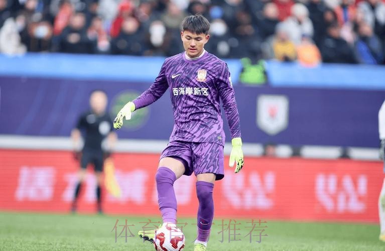 有能!李昊曾在邵佳一的见证下领取中超月度最佳门将奖杯 有能!李昊曾在邵佳一的见证下领取中超月度最佳门将奖杯