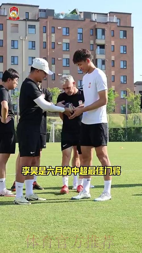 有能!李昊曾在邵佳一的见证下领取中超月度最佳门将奖杯 有能!李昊曾在邵佳一的见证下领取中超月度最佳门将奖杯